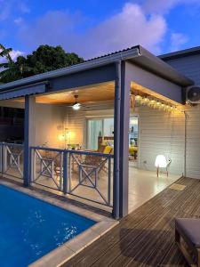 Casa con terraza y piscina en Villa KasaLeu, en Saint-Leu