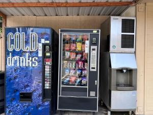 una máquina expendedora de bebidas frías junto a un microondas en Inn at San Luis Obispo, en San Luis Obispo