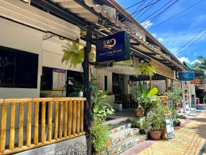 een restaurant met een bord aan de zijkant van een gebouw bij Sweed Dee Hostel in Phi Phi Don