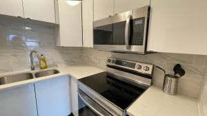 uma cozinha com um micro-ondas e um fogão em unit #302 Mountain view 2 beds in DT em Canmore