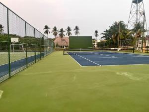 una pista de tenis con una pista de tenis en Casa villas del pacifico en puerto San José, en Puerto San José