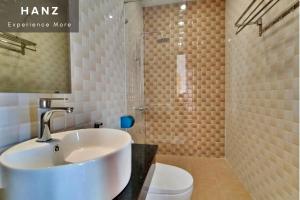 A bathroom at HANZ Hoa Dang Hotel
