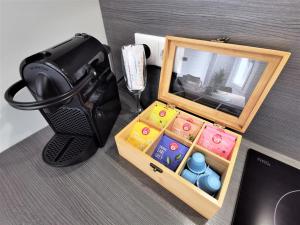 a table with a camera and a box of buttons at BohnApartments Suite Am Markt - Vollausstattung - WLAN - Zentrum in Ilmenau