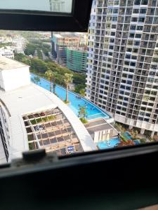 - Vistas a la piscina desde un edificio en I-City Shah Alam Homestay, Studio, 2 Katil Queen, 1 Sofa, Balcony, en Kampong Padang Jawa