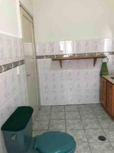 Habitación con terraza privada في مدينة ميكسيكو: حمام به مرحاض أزرق ومغسلة