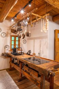 una cocina con una gran encimera de madera con 2 lavabos en steiRerBLiCke - Vinothek Petzles, en Sankt Nikolai im Sausal