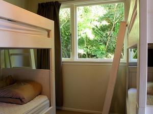 Bunk bed o mga bunk bed sa kuwarto sa Mahakipawa Waterfront Hideaway - Belvue Bay Home