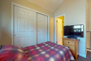 - une chambre avec un lit et une télévision à écran plat dans l'établissement Year Round Getaway 301, à Breckenridge