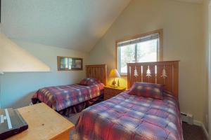 - une chambre avec 2 lits, un bureau et une fenêtre dans l'établissement Year Round Getaway 301, à Breckenridge