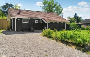Cabaña negra con entrada de grava en 3 Bedroom Lovely Home In Fllenslev, en Føllenslev