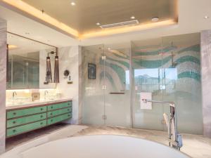 三亞的住宿－三亞山海天JW萬豪酒店(900平米自然採光兒童俱樂部)，带浴缸和玻璃淋浴间的浴室。