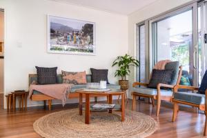 Posezení v ubytování Mid-Century Modern Retro Beach House + 30 fotografií