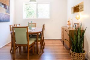 Fotografie z fotogalerie ubytování Mid-Century Modern Retro Beach House v destinaci Caloundra