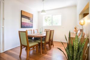 Fotografie z fotogalerie ubytování Mid-Century Modern Retro Beach House v destinaci Caloundra
