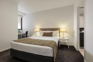 Rúm í herbergi á Code Apartments