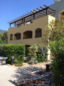 Το κτήριο όπου στεγάζεται  το διαμέρισμα