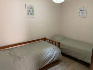 1 dormitorio con 2 camas en una habitación en Villegas Centro en Coronel Suárez