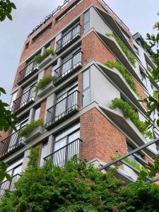 un edificio alto con balcones a un lado. en Lantana House Boutique Da Nang by Haviland en Da Nang