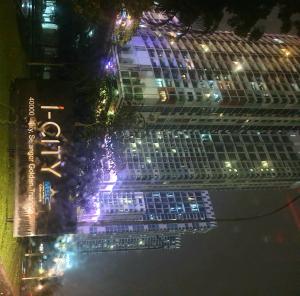 einen Ausblick über ein Gebäude in der Nacht in der Unterkunft I-City Shah Alam Homestay, Studio, 2 Katil Queen, 1 Sofa, Balcony in Kampong Padang Jawa