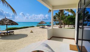 uma vista para a praia a partir de uma casa em The Zanzibari em Nungwi