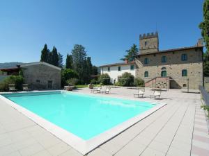 Poggio Alla CroceにあるLovely estate not far from Florence with olives treesの建物前の大型スイミングプール