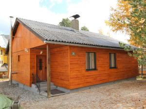 małą drewnianą kabinę z dachem w obiekcie Sunlit Cabin with Jacuzzi in Turracherhohe w mieście Turracher Hohe