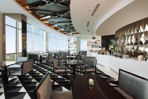 ห้องอาหารหรือที่รับประทานอาหารของ Hotel Ciputra World Surabaya managed by Swiss-Belhotel International