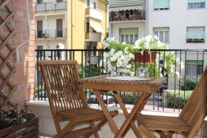 a wooden table and two chairs on a balcony at Aurora BnB in Pisa