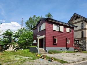 白馬的住宿－Hakuba Echoland Cottage，黑色屋顶的红色房子