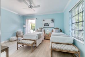 Ένα ή περισσότερα κρεβάτια σε δωμάτιο στο Delray Pool Home - 5 Minutes to Beach! +26 φωτογραφίες