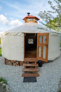 a large yurt with a ladder in a gravel yard at Gala park fpv in Avren