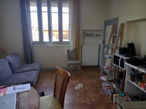 ein Wohnzimmer mit einem Sofa und einem Tisch in der Unterkunft Au calme, devant le port, studio indépendant in Lere
