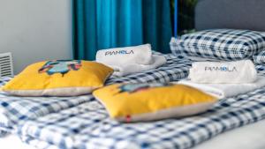 מיטה או מיטות בחדר ב-STEGNA PARK C Apartamenty Piamola WiFi