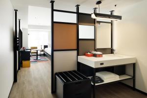 TV a/nebo společenská místnost v ubytování Aloft Osaka Dojima