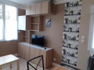 una sala de estar con una pared con macetas en Mini Loft, en Saintes