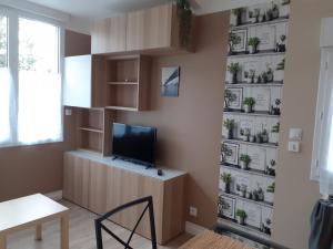 a living room with a wall with potted plants at Mini Loft in Saintes