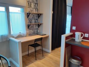 a desk in a small room with a chair at Mini Loft in Saintes