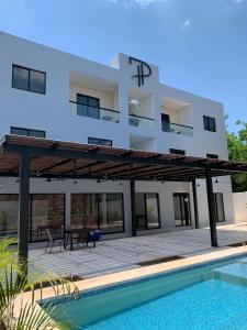 a view of a building with a swimming pool at Hotel Puerto Tixkokob in Tixkokob