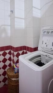 uma máquina de lavar roupa com a porta aberta na casa de banho em Apartment in the center of the Milanese nightlife em Milão