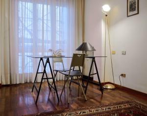 uma mesa e uma cadeira num quarto com uma janela em Apartment in the center of the Milanese nightlife em Milão