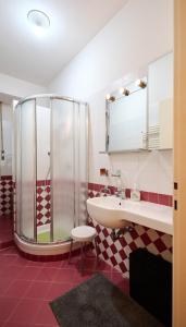 uma casa de banho com um lavatório e um chuveiro em Apartment in the center of the Milanese nightlife em Milão