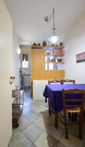 uma cozinha e uma sala de jantar com uma mesa em Apartment in the center of the Milanese nightlife em Milão