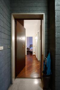 uma porta aberta para um corredor com um quarto com uma cama em Apartment in the center of the Milanese nightlife em Milão