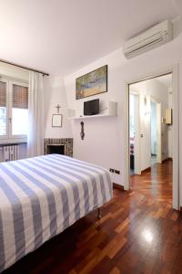 um quarto branco com uma cama e uma lareira em Apartment in the center of the Milanese nightlife em Milão