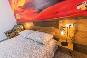sypialnia z łóżkiem i obrazem na ścianie w obiekcie Casa MONTE CROCE w mieście Corbiolo