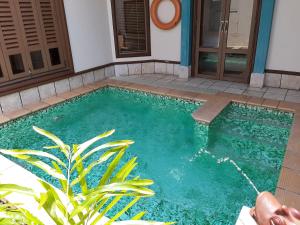 una piscina in una casa con acqua di Wonderland Private Pool Villas at Port Dickson a Port Dickson Altre 7 foto