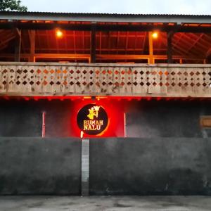 czerwony znak na boku budynku w obiekcie Rumah Nalu surf camp w mieście Krui