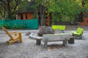 grupa krzeseł i miejsce na ognisko w ogrodzie w obiekcie Casa Bena w mieście Maun