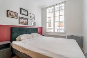 Postel nebo postele na pokoji v ubytování Esprit Loft & Club proche embarcadère Corse Mayol Port Centre historique