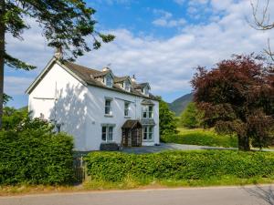 a white house in the middle of a road at Swinside Lodge in Keswick
